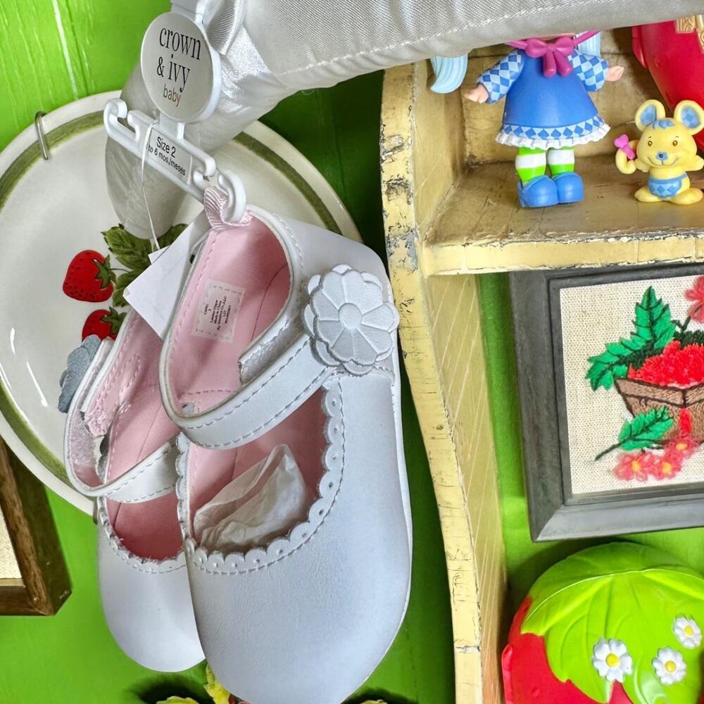 Baby girl brand new with the tags scalloped floral velcro sandals! Size 3-6 M.